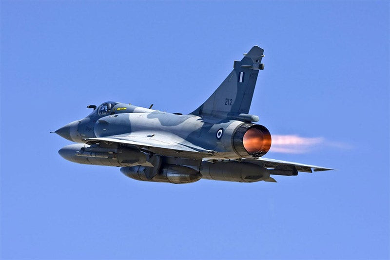 Πτώση Mirage 2000: Έχει υποστεί εξάρθρωση ώμου ο πιλότος – Μαζεύουν τα κομμάτια του αεροσκάφους από τη θάλασσα